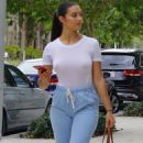 Tao Wickrath – Walks the streets of Miami on Mother’s Day - 454 x 861