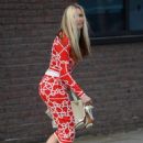Caprice Bourret – Walks barefooted through the streets of London - 454 x 649