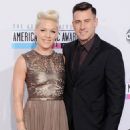 Pink and Carey Hart - The 40th Anniversary American Music Awards (2012) - 454 x 596
