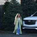 Jennifer Lopez – Shopping Christmas tree in Santa Monica