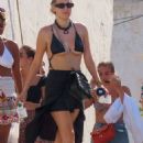 Demi Sims – Seen on a vacation in Chora at Mykonos - 454 x 681