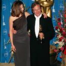Mira Sorvino and Robin Williams  - The 70th Annual Academy Awards - Press Room (1998) - 395 x 612