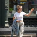Melissa Roxburgh – Is seen with friends in New York - 454 x 613