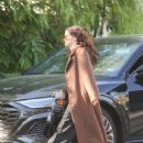 Zoey Deutch – Is meeting with her friends at San Vicente Bungalows in Los Angeles