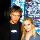 Ryan Phillippe and Reese Whiterspoon - MTV New Years Eve 2001 - 408 x 612