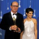 Tommy Lee Jones and Marisa Tomei At The 66th Annual Academy Awards - Press Room (1994) - 454 x 639