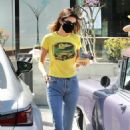 Kendall Jenner – Grab lunch with a friend in Malibu