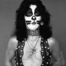 On August 25. 1974, the second “Hotter Than Hell” photo session took place at The Stage, Hollywood, California, with photographer Norman Seeff - 454 x 644