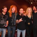Frank Bello, Dave Mustaine, Scott Ian, Pearl Aday & Dave Grohl - 454 x 303