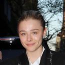 Chloë Grace Moretz – Makeup-free while out for dinner in New York - 454 x 601