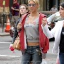 Anna went shopping with friends in the trendy SoHo area of New York City (05.05.2004) - 290 x 512