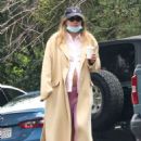 Suki Waterhouse – Out for a morning stroll with Robert Pattinson in Los Angeles