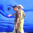 Kristen Wiig – With Ricky Martin filming ‘Mrs. American Pie’ in San Pedro - 454 x 631