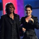 Steve Tyler and Pink - VH1/Vogue Fashion Awards 2002 - 454 x 346