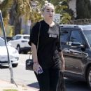 Amanda Bynes – On a stroll in streets of Los Angeles - 454 x 681