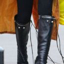 Emily Ratajkowski – Looks chic in an orange trench coat in New York