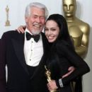 James Coburn and Angelina Jolie - The 72nd Annual Academy Awards (2000)