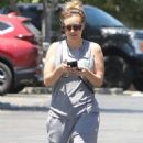 Kaley Cuoco – Photographed grocery shopping at Vons in Calabasas