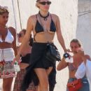 Demi Sims – Seen on a vacation in Chora at Mykonos - 454 x 682
