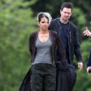 Halle Berry – Seen in Hyde Park on the set of ‘Our Man From Jersey’ in London - 454 x 681