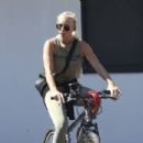 Zoe Gregory – Seen out in Fort Lauderdale - 454 x 303