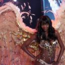Oluchi Onweagba - Victoria's Secret Fashion Show, November 16 2006 - 454 x 321
