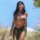 Mia Khalifa – On the beach in Miami - 454 x 681