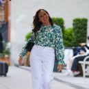 Molly Shannon – In white pants running some errands in New York - 454 x 681