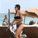 Elisabetta Gregoraci – On joyful beach day in Miami - 454 x 681