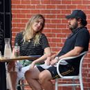 Jenny Mollen and Jason Biggs – Spotted at a cafe in New York City - 454 x 615