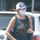 Teri Hatcher – Running errands with a mask on in Los Angeles - 454 x 681