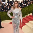 Cindy Crawford: 'Manus x Machina: Fashion In An Age of Technology' Costume Institute Gala - Arrivals
