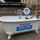 Faye Winter – Poses for orcs in a bathtub in Piccadilly Circus – London - 454 x 302