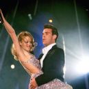 Kylie Minogue and Robbie Williams- MTV  Europe Music Awards 2000 - 409 x 612