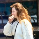 Grace Gummer – Makeup free while out for lunch in Los Angeles - 454 x 636