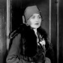 Into the Net - Constance Bennett - 454 x 590