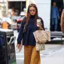 Katie Holmes – Grabbing coffee in New York - 454 x 681