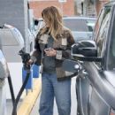 Rita Wilson – Makes a pit stop at a Brentwood gas station - 454 x 600