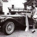 Peter Criss has a photo shoot with photographer Fin Costello at Costello's house in Connecticut with Costello's car - 454 x 379