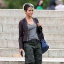 Halle Berry – Seen in Hyde Park on the set of ‘Our Man From Jersey’ in London - 454 x 674