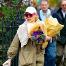 Busy Philipps – Shops for flowers in New York - 454 x 681