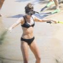 Miley Cyrus – With Mother Tish and Stepfather Dominic is enjoying her vacation in Hawaii - 454 x 681