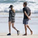 Julia Roberts &#8211; Walking on the beach on the Gold Coast