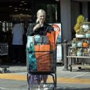 Jordyn Blum kept her wedding ring off while grocery shopping at Gelson's Market in Los Angeles - 454 x 568