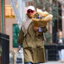Busy Philipps – Shops for flowers in New York - 454 x 681