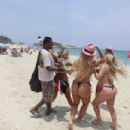Fernanda Abraão and her friends flaunt their huge booties on the beach - 454 x 303