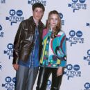 Mena Suvari and Jason Biggs - The 2000 MTV Movie Awards - 409 x 612