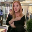 Sarah Rafferty – Suits Final and Last Episode set in Toronto - 454 x 681