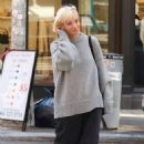Lily Allen – Sporting her blonde bob haircut in Manhattan’s SoHo neighborhood - 454 x 703