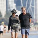 Julia Roberts – Walking on the beach on the Gold Coast - 454 x 636